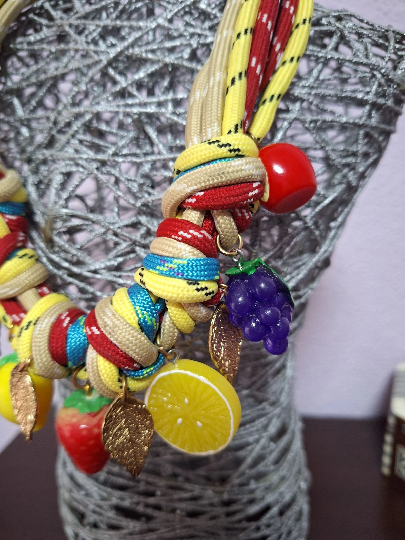 Collier coloré avec cordons tressés et détails de fruits – photo 2